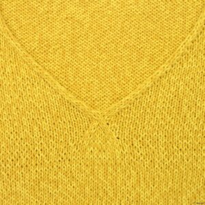 Zoom sur le point du col V du pull femme tricoté au point jersey et côtes.