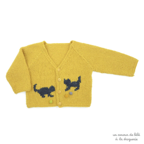On tricote un joli cardigan facile pour bébé