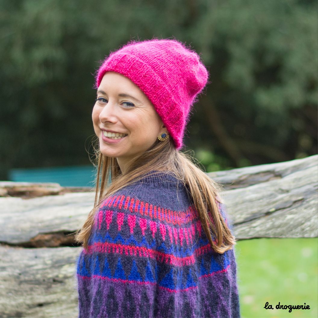 Bonnet à revers en laine à boutons avec pompon