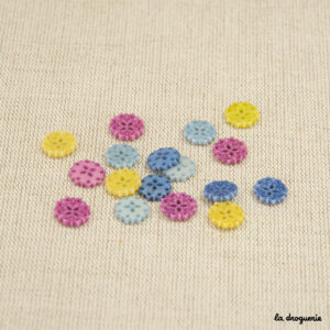Bouton Aquarelle fleurette ajourée 11 mm