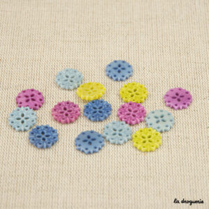 Bouton Aquarelle fleurette ajourée 14 mm