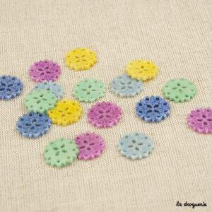 Bouton Aquarelle fleurette ajourée 19 mm