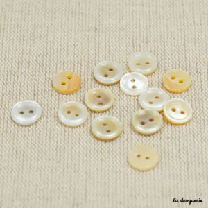 Bouton Nacre blanche cuvette 2 trous 10 mm