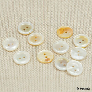 Bouton Nacre blanche cuvette 2 trous 13 mm