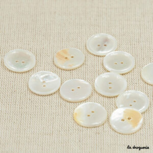 Bouton Nacre blanche cuvette 2 trous 18 mm