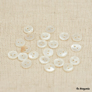 Bouton Nacre blanche cuvette 2 trous 8 mm