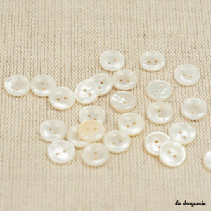 Bouton Nacre blanche cuvette 2 trous 9 mm