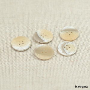 Bouton Façon corne 4 trous 18 mm